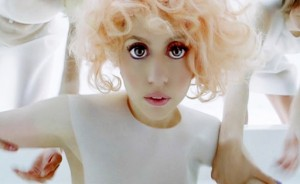 Леди Гага в склеральных контактных линзах