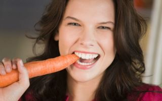 девушка ест морковку для хорошего зрения
