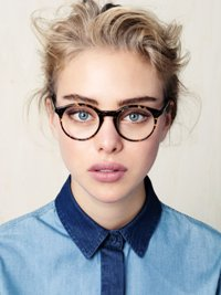 девушка в очках
