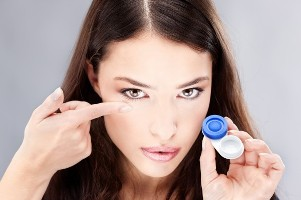 снимает контактные линзы