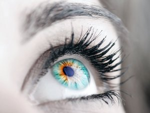 Как выбрать цветные контактные линзы?