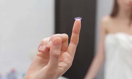 Как надевать контактные линзы